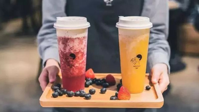 喜茶和奈雪在打造“社交”的方式和理念上，是截然不同的！这导致在门店、产品、服务等方方面面的不同！
